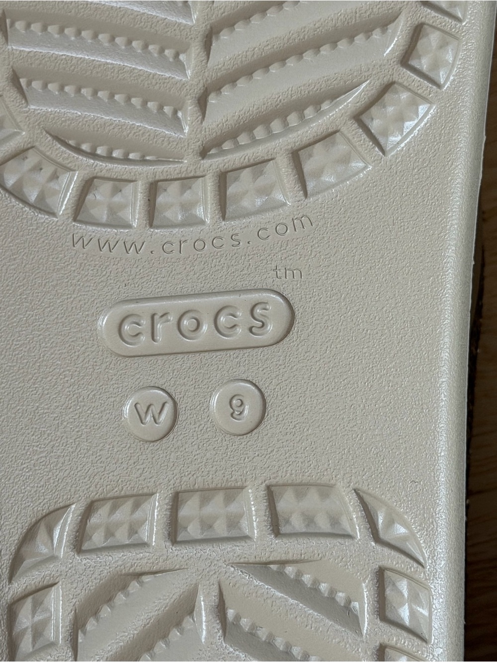 Crocs women’s sloane glitter sandals - Picture 10 of 10